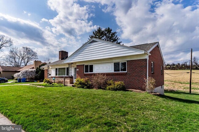 Building Photo - 213 Sunset Dr