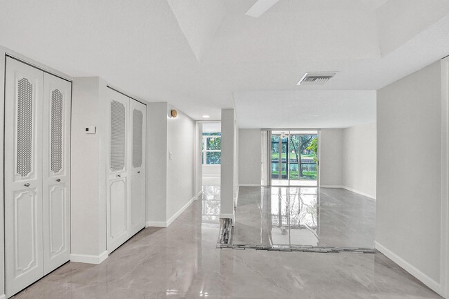 Building Photo - 3750 Inverrary Dr