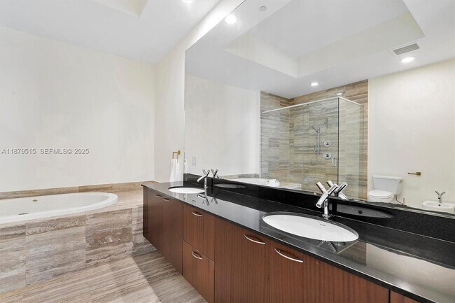 Building Photo - 16001 Collins Ave