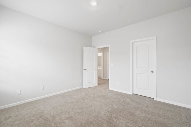 Building Photo - Like Brand New Luxury Townhome in Matthews!