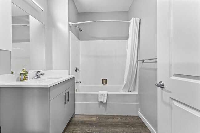 Building Photo - 95 Broadway-SI ID1240304P