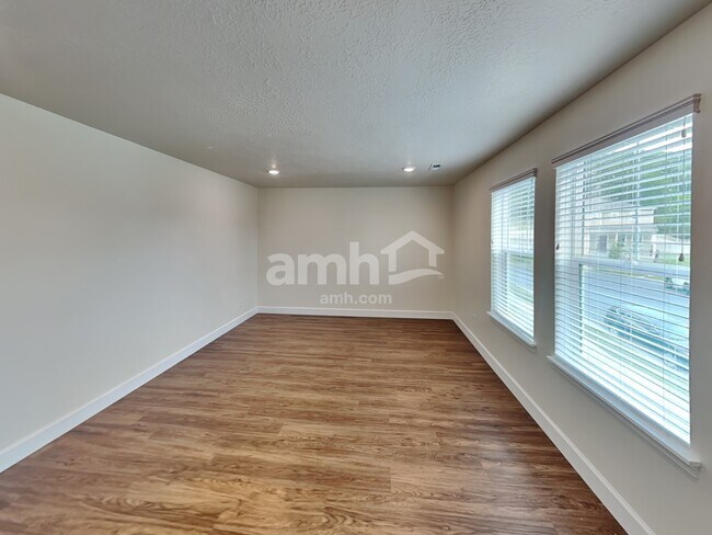 Building Photo - 3003 E S Village Dr