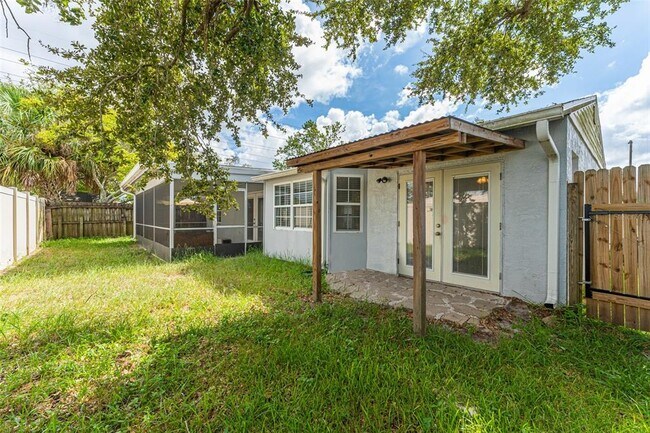 Building Photo - 5010 Larch Ln