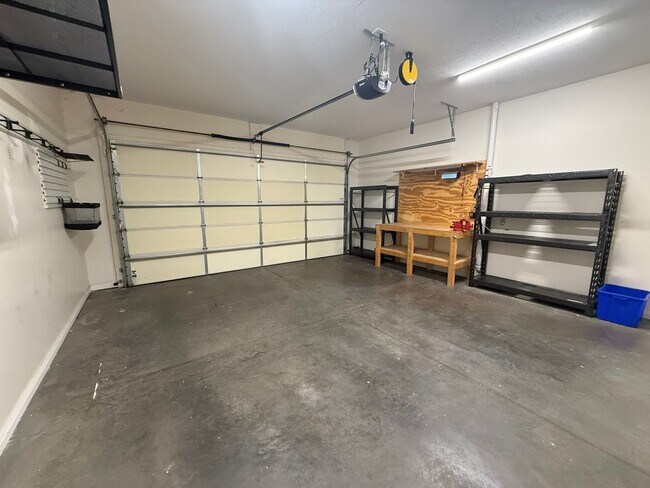 Building Photo - 4 Bedroom, 3 Bath Duplex in CrossKeys!