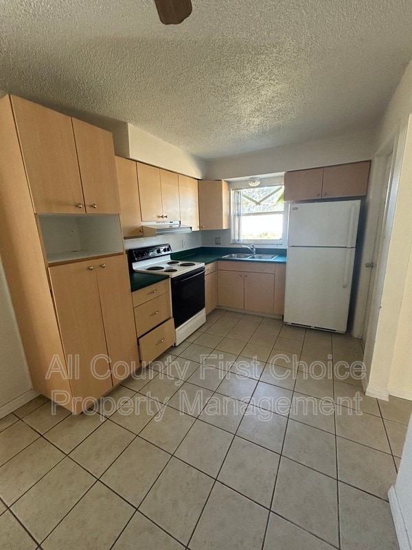 Building Photo - 928 Lake Palms Dr