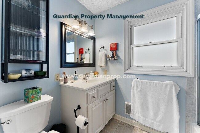 Building Photo - Move-in Special! Crystal Single Family Home, Fenced Yard, 2 Car Garage, Avail March