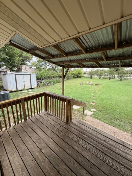 Building Photo - 727 Circle Dr