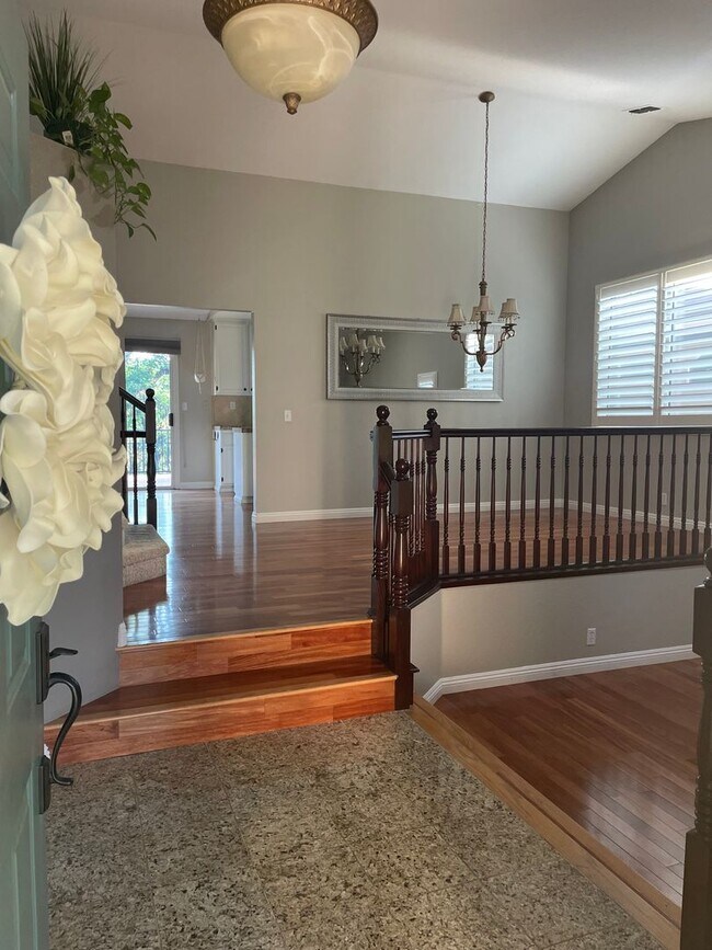 Building Photo - "Coveted Comfort: Spacious 4-Bed, 3-Bath H...