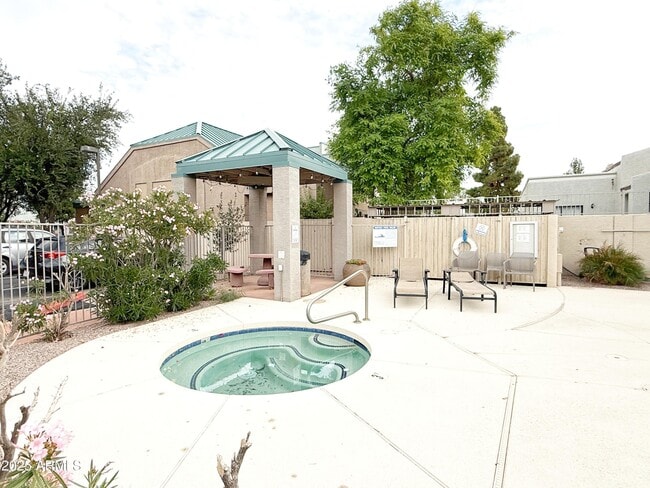 Building Photo - 2027 E University Dr