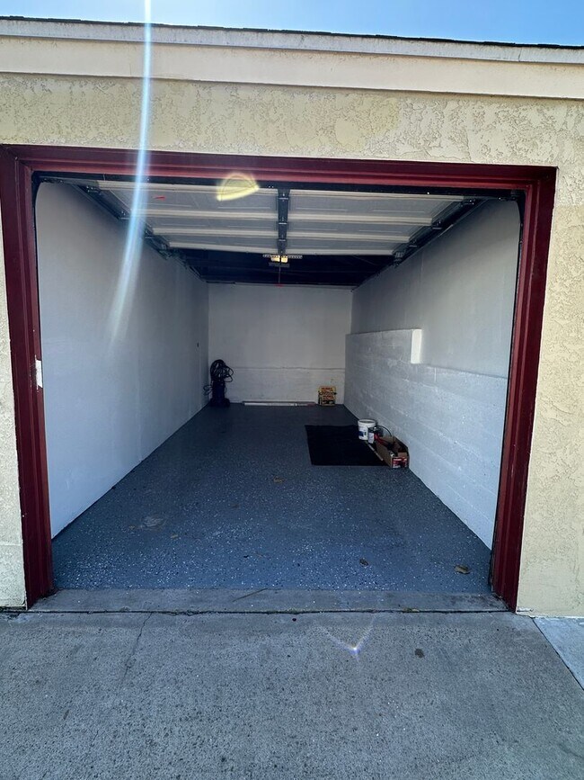 Building Photo - Renovated 1 Bedroom, 1 Bath Ground Floor Apartment with Washer/Dryer and 1 Car Garage