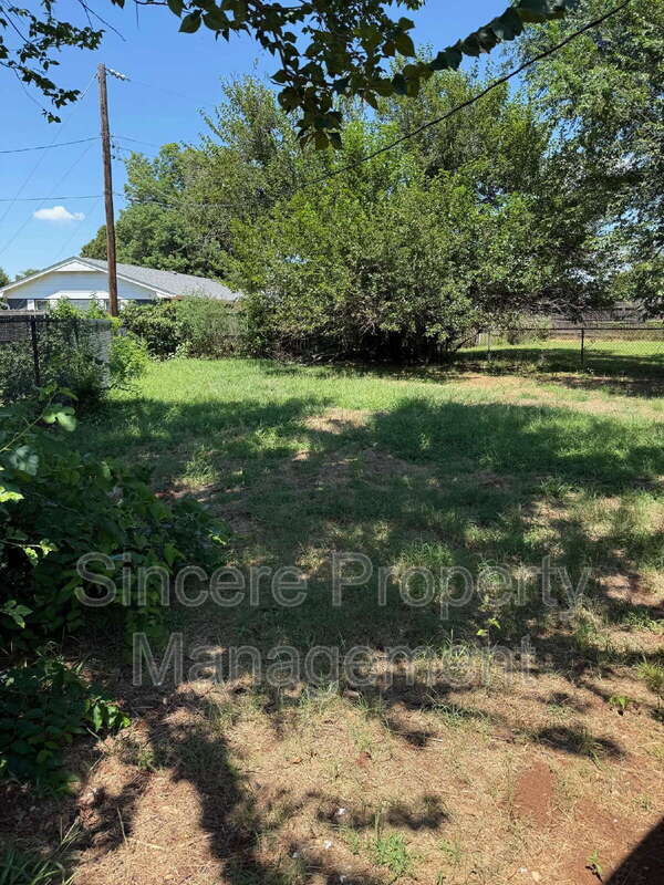 Building Photo - 813 S Meadow Ln