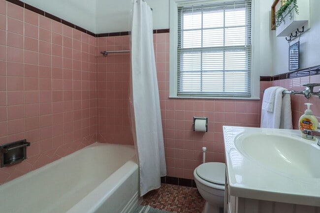 Building Photo - Nice Midtown Bungalow