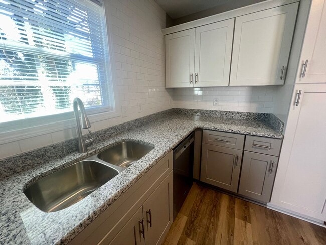 Building Photo - 317/319 E. GILBREATH STREET
