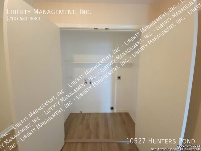 Building Photo - 10527 Hunters Pond