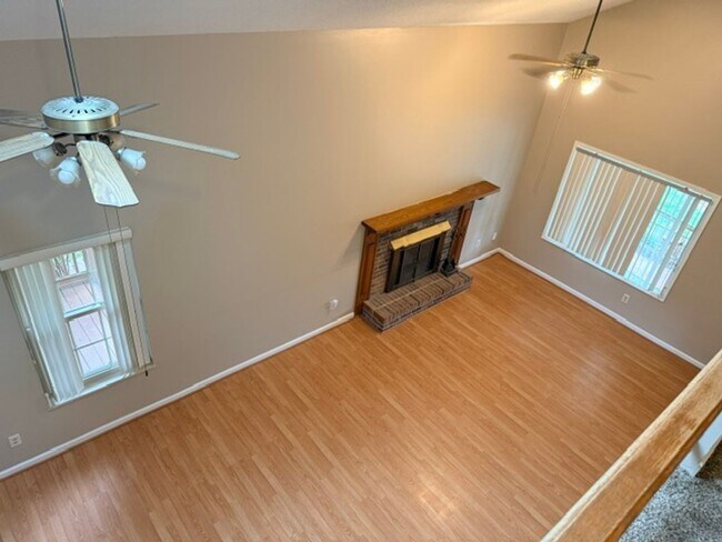 Building Photo - Maryville City 37804 - 4 bedroom, 3 bath Townhome - Contact Troy Adams (865) 233-6949