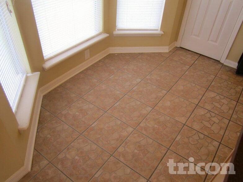 Building Photo - 325 Island View Cir