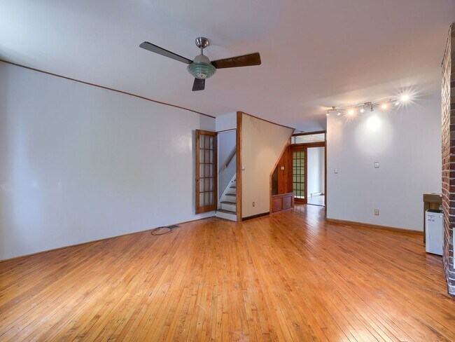 Building Photo - Large 2BR/2BTH house on Penn St!