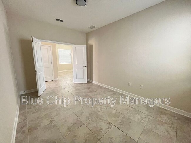 Building Photo - 9131 Cut Shot Dr