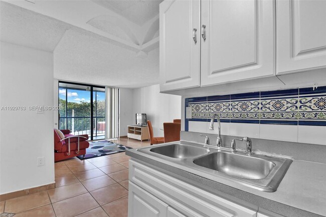 Building Photo - 9682 Fontainebleau Blvd