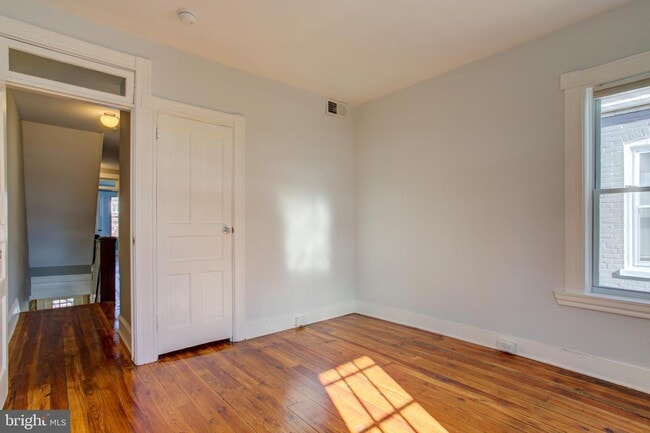 Building Photo - 334 E Clay St