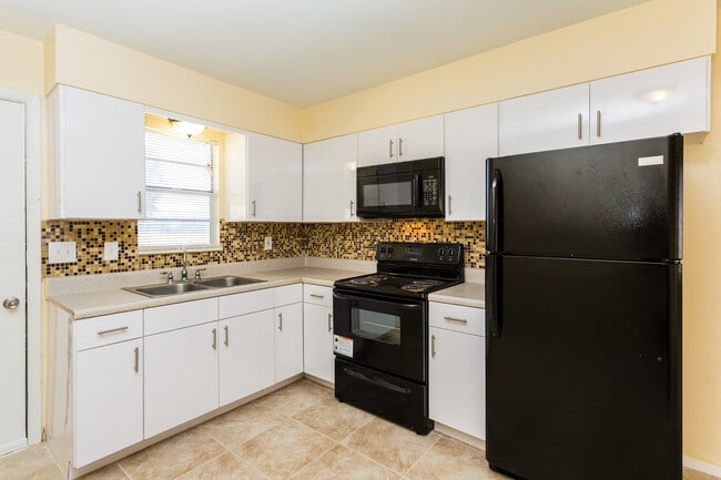 Building Photo - 2239 Bryan St