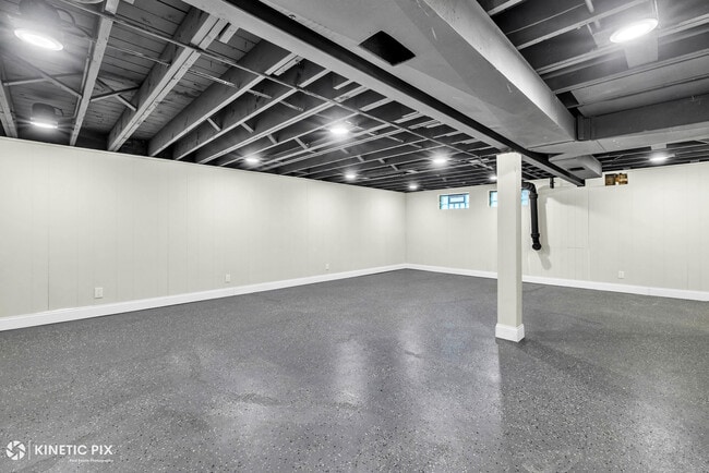 Building Photo - 4938 W Randolph St