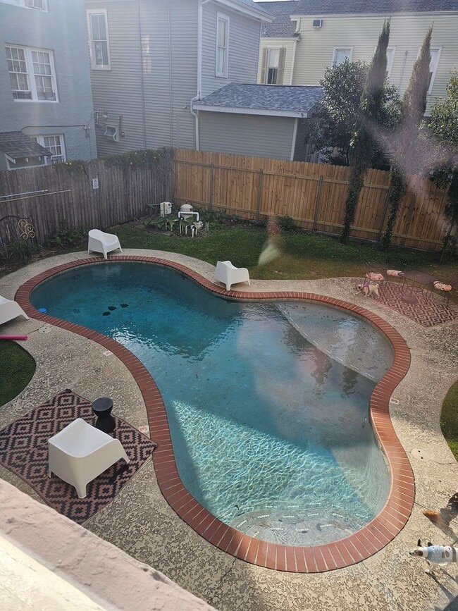 Building Photo - Uptown 1 Bedroom, 1 Bath, Swimming Pool, 1 block from St. Charles