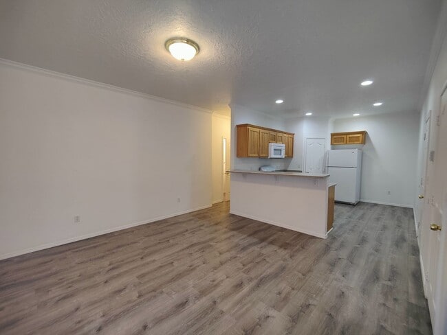 Building Photo - Spacious 3 bedroom 2.5 Bath Townhouse with...