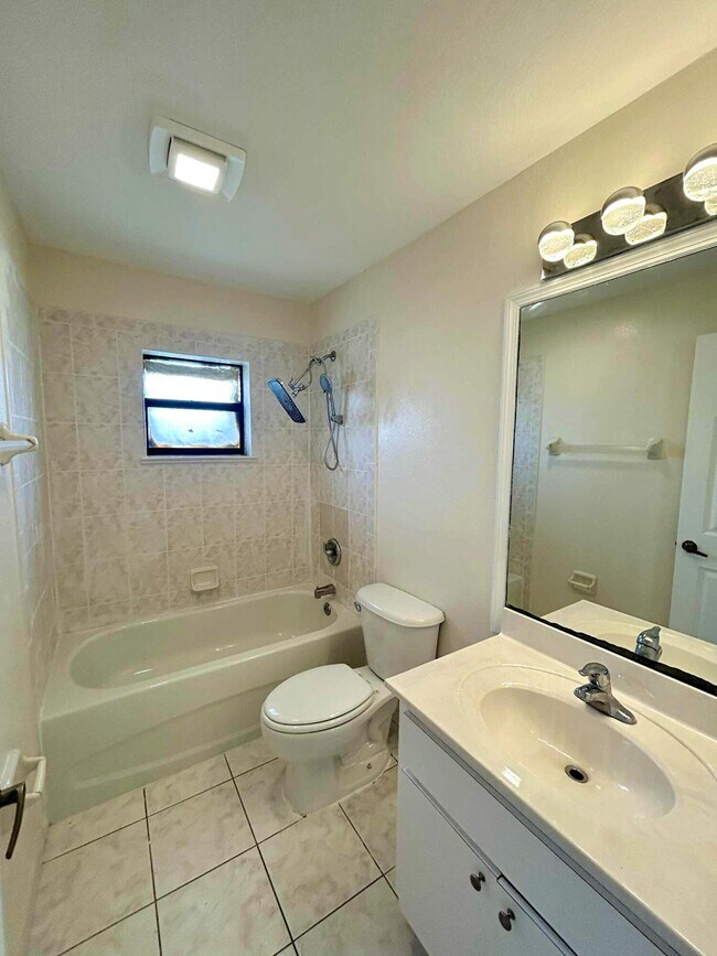 Building Photo - 328 W Sugarland Cir