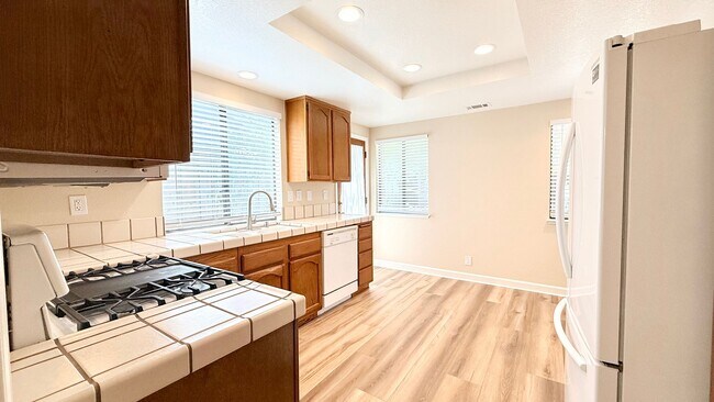 Building Photo - 1100 Sunshine Cir