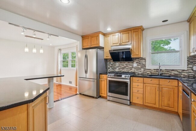 Building Photo - 20 Brookside Pl