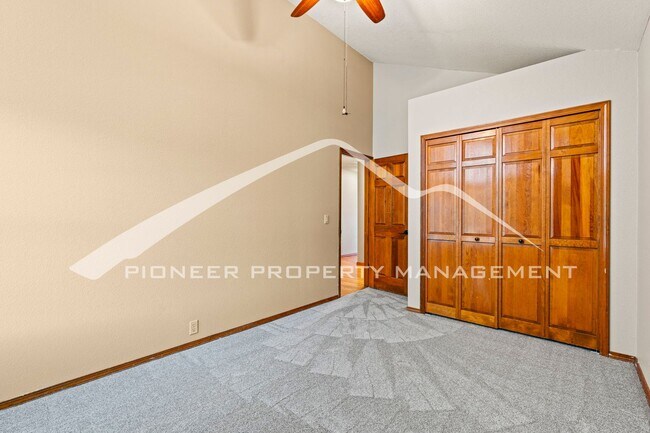 Building Photo - 5 bed/3 bath Main-Level Living with Design...