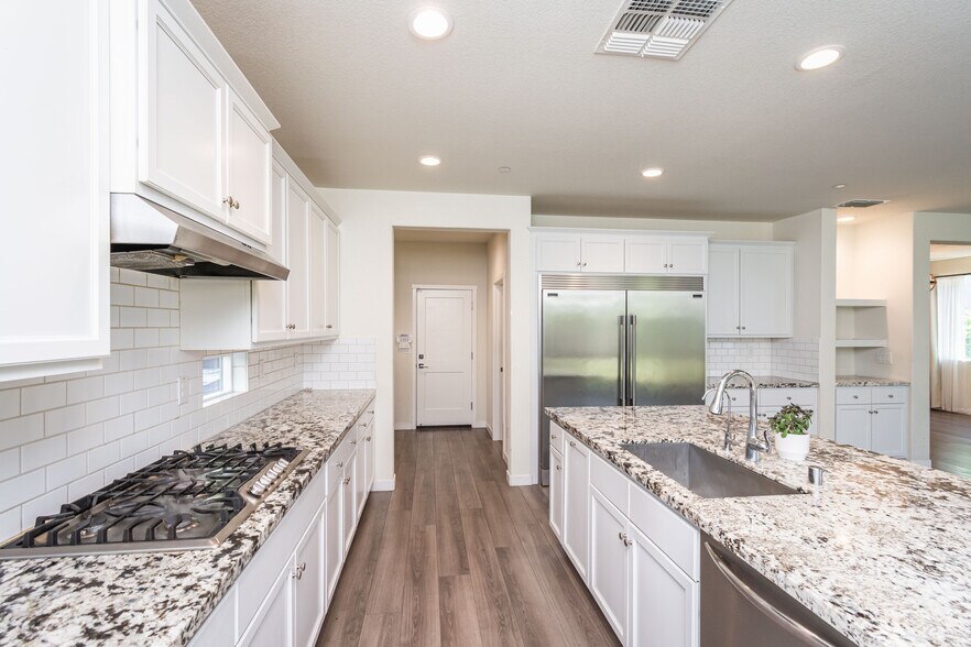 Building Photo - 4455 English Elm St