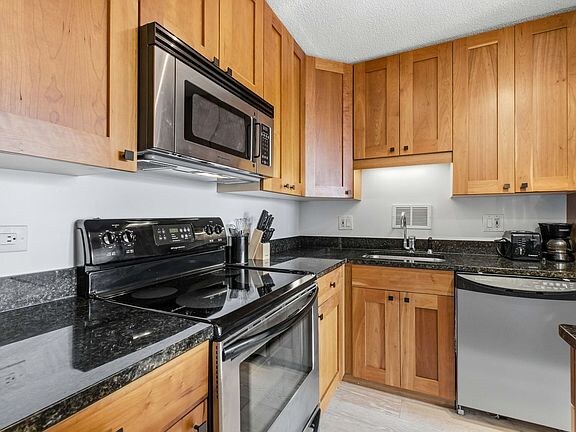 Building Photo - 450 W Briar Pl