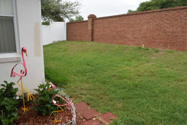 Building Photo - PRISTINE 3/2 one story home in Errol Estates!