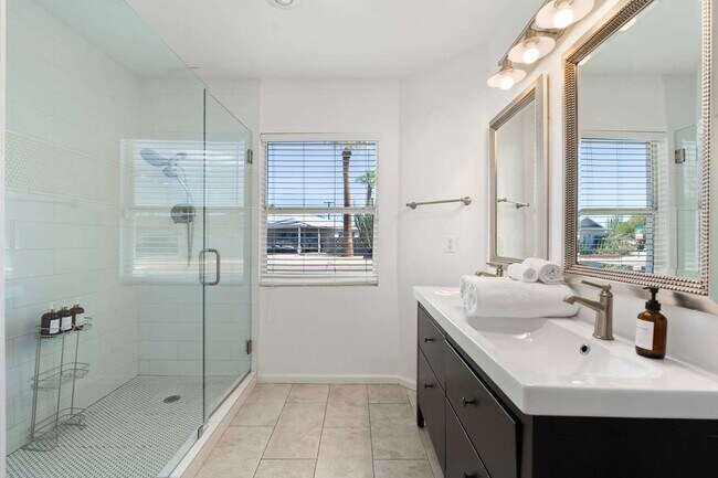 Building Photo - 2624 N 80th Pl