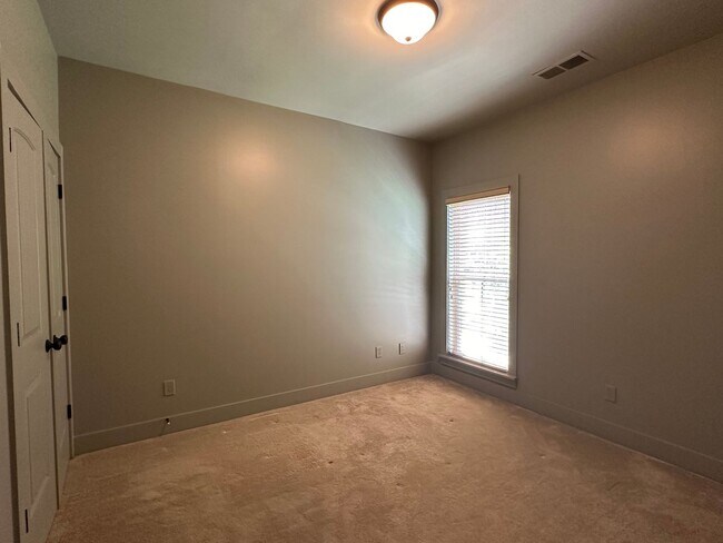 Building Photo - 358 Kingston Cir