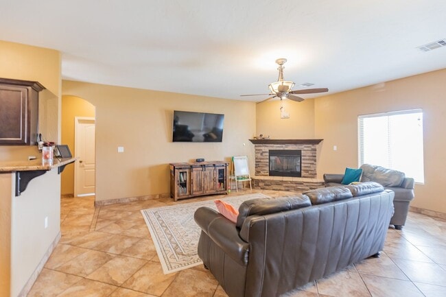 Building Photo - Beautiful 3 Bed 2 Bath Home