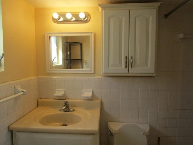 Building Photo - 2202 Perrin Dr