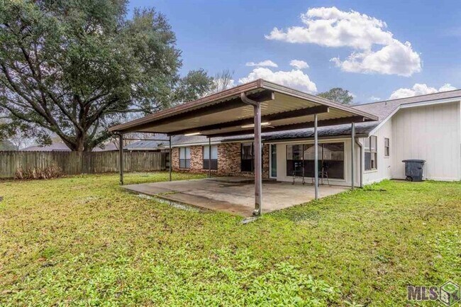Building Photo - Stylish, Spacious & In a Prime Baton Rouge...