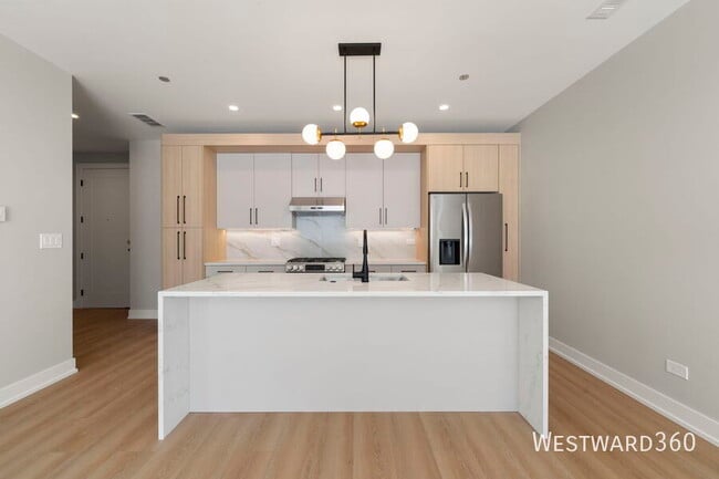 Primary Photo - 2354 W Polk St
