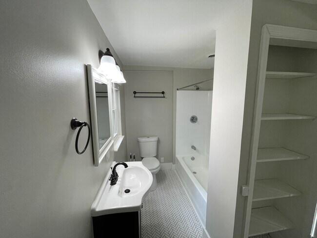 Main Bathroom - 2337 Morton Ln