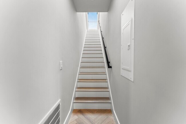 Building Photo - 106 Moore St