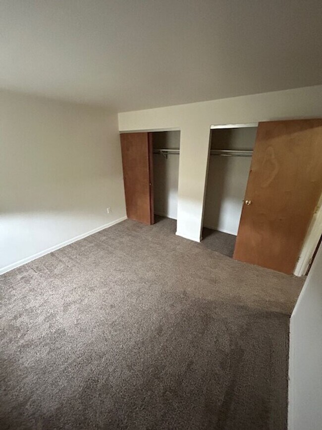 Building Photo - Convenient & Newly Updated 2-Bedroom Apart...