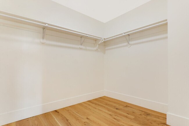 Building Photo - Huge (1,500 square feet) 2 bed, 2.5 bath in Lincoln Heights with parking, in-unit laundry and pri...