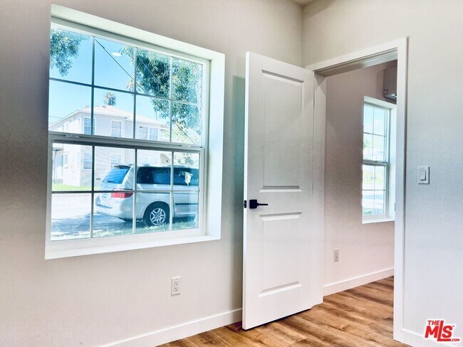 Building Photo - 938 W Glenoaks Blvd