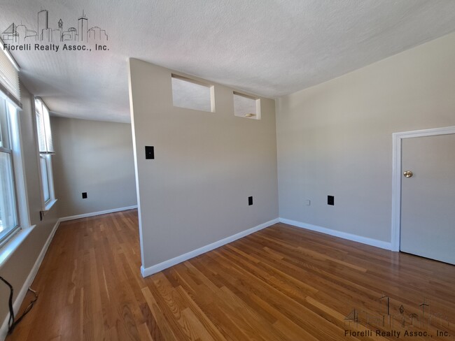 Building Photo - 18 Parmenter St