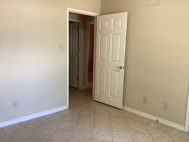 Building Photo - 409 S Rhomberg St