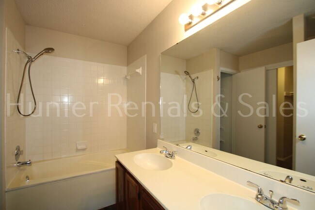 Building Photo - Spacious 4-Bedroom Home in Killeen