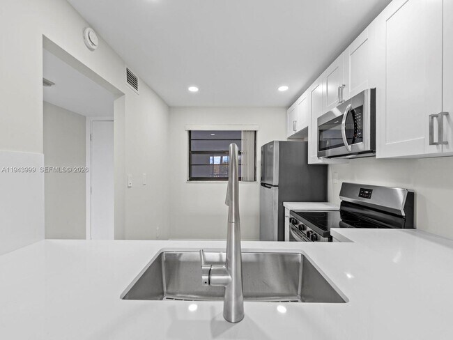 Building Photo - 10825 SW 112th Ave